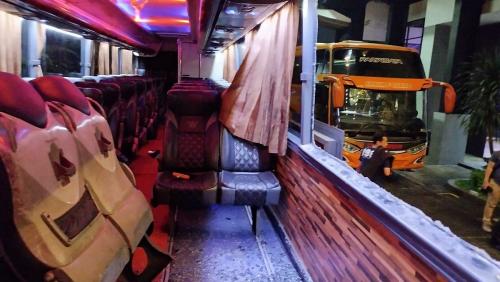Bus Persik Kediri dilempar batu saat keluar dari Stadion Kanjuruhan.