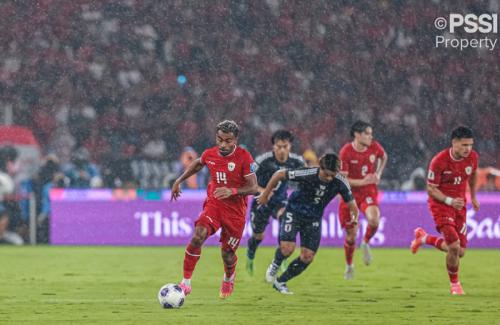 Yakob Sayuri saat membela Timnas Indonesia melawan Timnas Jepang PSSI